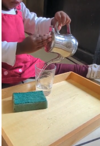 Verser de l'eau avec un pichet - activité Montessori à la maison - Akamai Kids - apprendre autrement