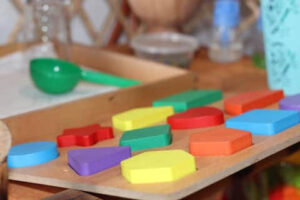 puzzle -encastrement - activité Montessori à la maison - Akamai Kids